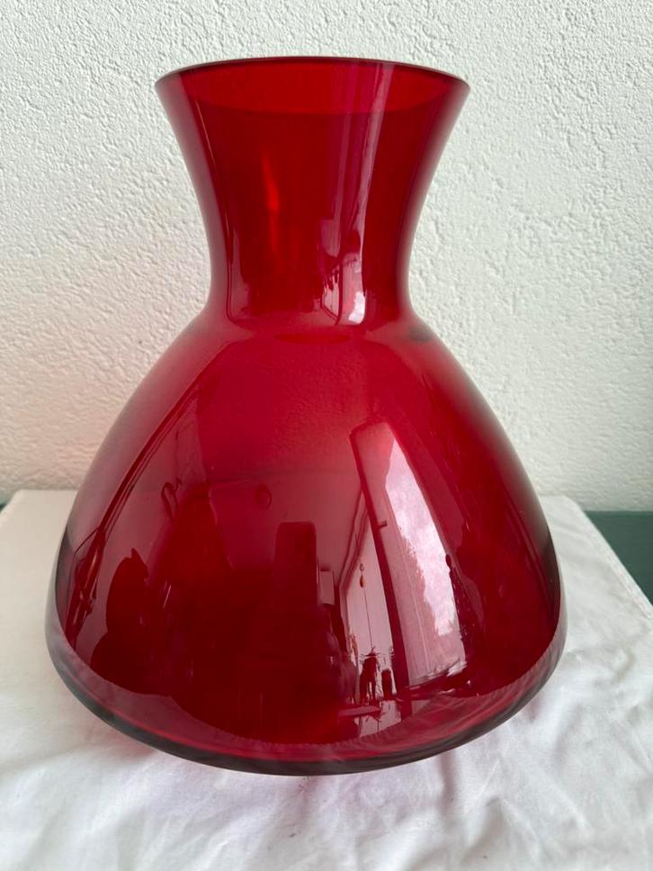 Ton Haas wiebelvaas wobbling vase rood glas, Huis en Inrichting, Woonaccessoires | Vazen, Zo goed als nieuw, Rood, Minder dan 50 cm