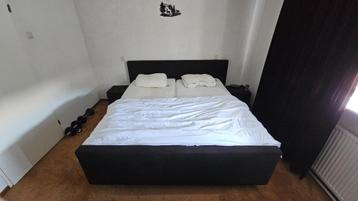 Zwarte boxspring + hockers beschikbaar voor biedingen