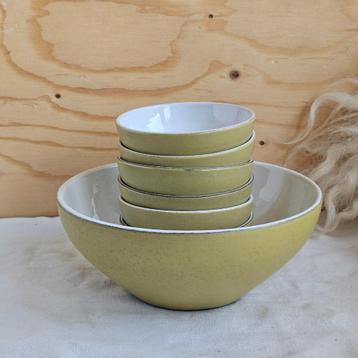 Retro pindaset aardewerk mat geelgroen beschikbaar voor biedingen