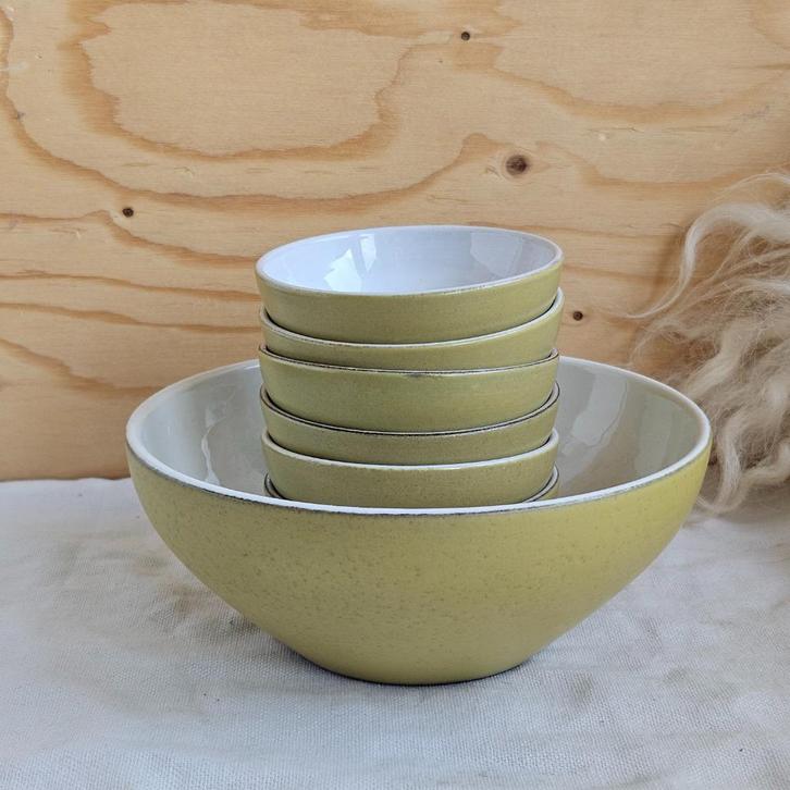 Retro pindaset aardewerk mat geelgroen, Verzamelen, Retro, Huis en Inrichting, Ophalen of Verzenden