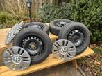 Winterbanden VW Up met stalen velg en wieldoppen, Ophalen, 14 inch, Gebruikt, Banden en Velgen