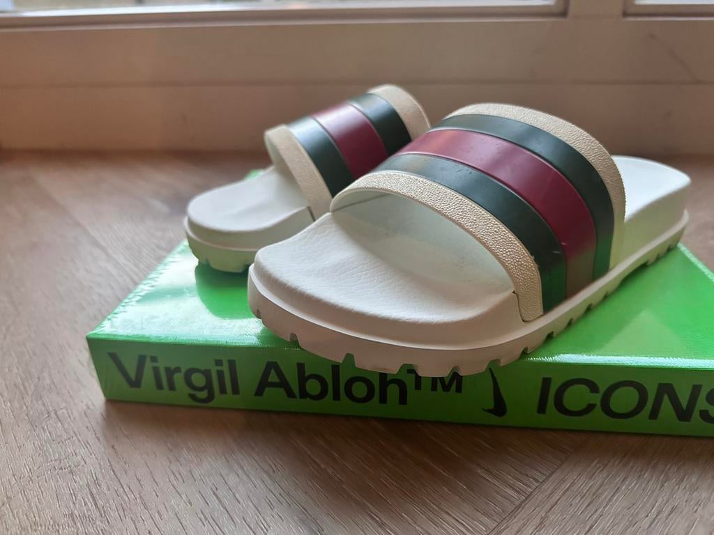Gucci Slippers - Stijlvol en Comfortabel, Slippers, Wit, Ophalen of Verzenden, Zo goed als nieuw