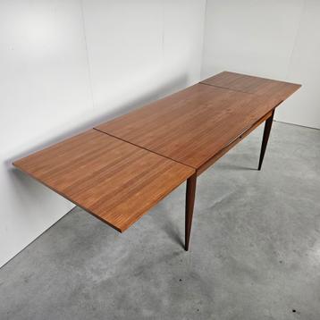 Vintage uitschuifbare eettafel, groot beschikbaar voor biedingen
