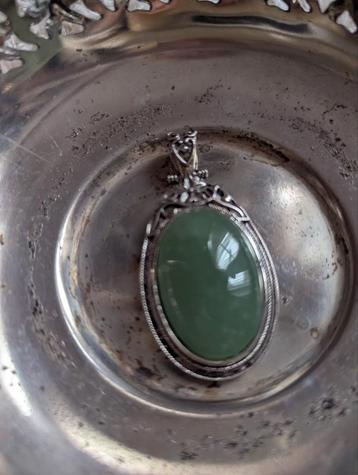Zilverkleurige Hanger met Groene Edelsteen - Vintage Stijl beschikbaar voor biedingen
