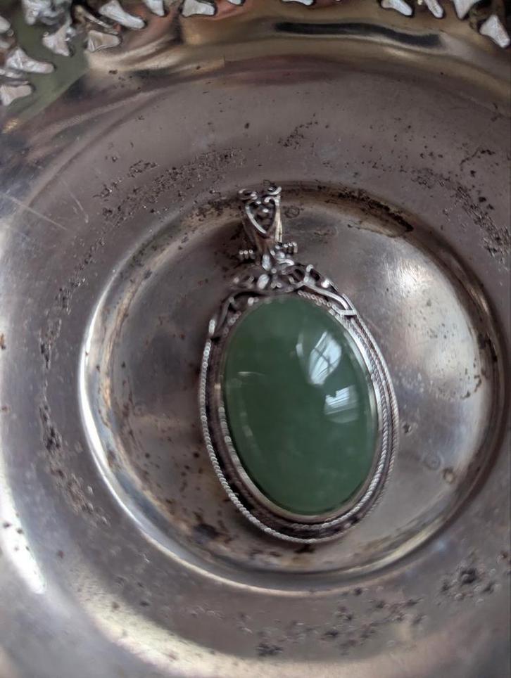 Zilverkleurige Hanger met Groene Edelsteen - Vintage Stijl, Sieraden, Tassen en Uiterlijk, Kettinghangers, Ophalen of Verzenden