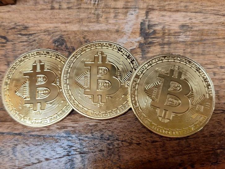 3 vergulde bitcoin munten samen, Postzegels en Munten, Munten en Bankbiljetten | Verzamelingen, Bankbiljetten, Nederland, Ophalen of Verzenden