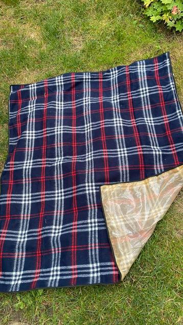 Picknickkleed ongeveer 1.50x1.30 beschikbaar voor biedingen