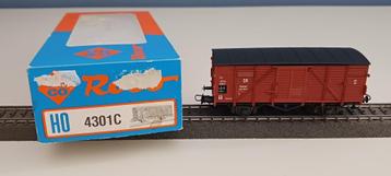 Roco 4301C:  2 Gesloten goederenwagens van de DR beschikbaar voor biedingen