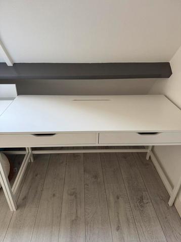 Wit Ikea bureau dubbel lade beschikbaar voor biedingen