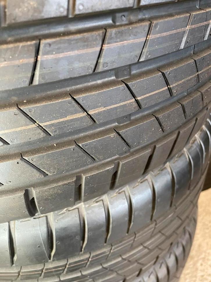 “215 40 18 Bridstone. Demo. Puntjes zitten er nog op”, Auto-onderdelen, Banden en Velgen, Band(en), Zomerbanden, 18 inch, 215 mm