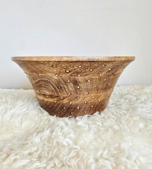 Grote houten kom met bijzonder reliëf, Huis en Inrichting, Woonaccessoires | Schalen en Manden, Zo goed als nieuw, Rond, Hout
