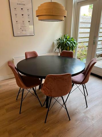 Zwarte eiken ronde eettafel 130 cm beschikbaar voor biedingen