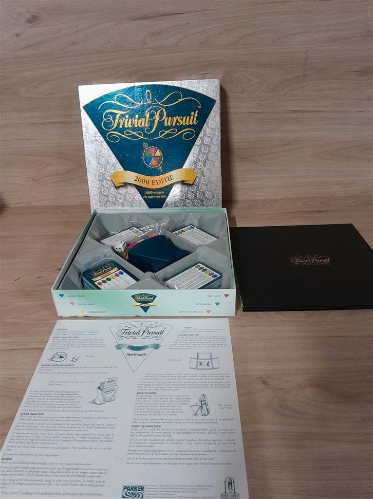 Trivial Pursuit 2000 editie - s3497, Hobby en Vrije tijd, Gezelschapsspellen | Bordspellen, Zo goed als nieuw, Ophalen of Verzenden
