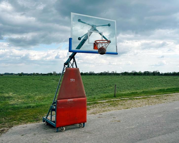 Te koop: Verrijdbare Nijha basket - €400, Sport en Fitness, Basketbal, Gebruikt, Ring, Bord of Paal, Ophalen
