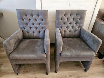 2 eetkamerstoelen met armleuningen en wieltjes beschikbaar voor biedingen