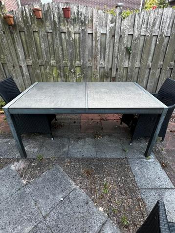 Tuintafel beschikbaar voor biedingen