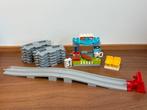 Duplo rails pakket met perron, Kinderen en Baby's, Speelgoed | Duplo en Lego, Ophalen of Verzenden, Zo goed als nieuw, Complete set