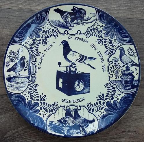 Jaar 1994 GROOT Delfts Bord Wedstrijd Duif Sport Limburg, Antiek en Kunst, Antiek | Wandborden en Tegels, Ophalen of Verzenden
