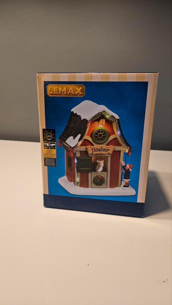 Lemax #44331 Dasher's Den, Diversen, Kerst, Nieuw, Ophalen of Verzenden