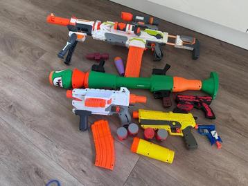 Uitgebreide set Nerf guns met toebehoren en pijltjes beschikbaar voor biedingen
