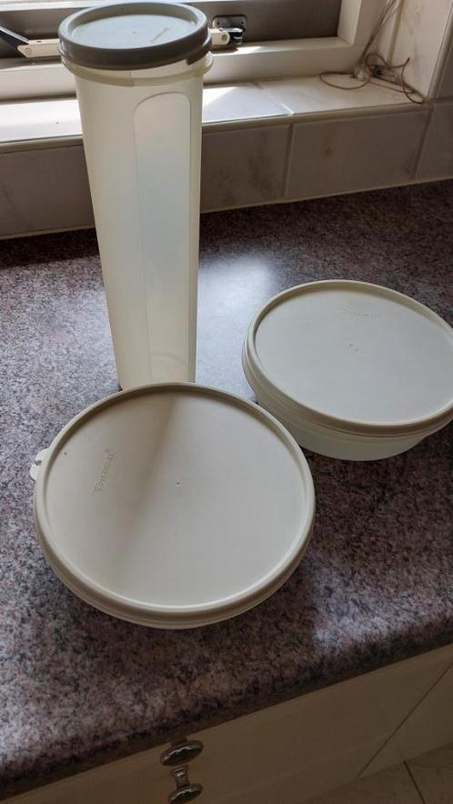 Twee ronde Tupperware ruimteschalen en een bus, Huis en Inrichting, Keuken | Tupperware, Gebruikt, Schaal, Wit, Ophalen of Verzenden