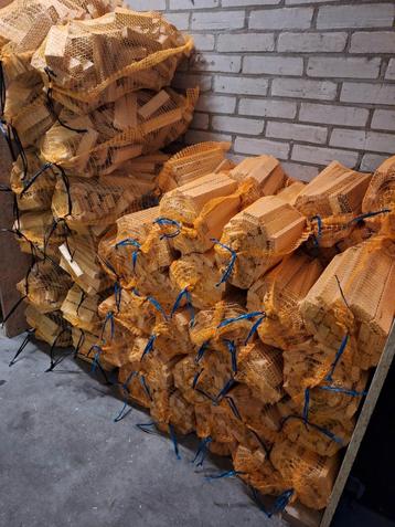 Aanmaakhout, droog en onbewerkt. 1,25 kg per netzak van €1,- beschikbaar voor biedingen