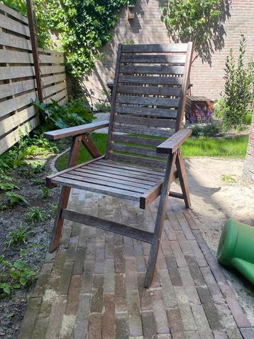 GRATIS: 2 Houten tuinstoelen beschikbaar voor biedingen