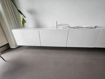 IKEA Besta TV-meubel wit hoogglans 3-deurs met glasplaat beschikbaar voor biedingen