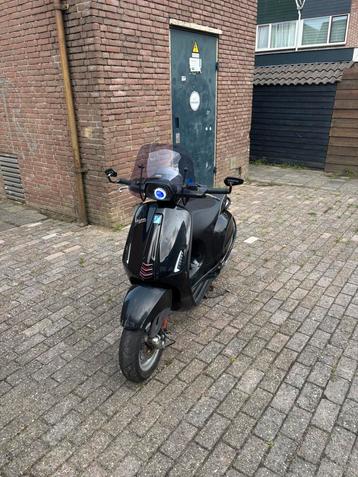 Vespa sprint (BOMVOL OPTIES.) beschikbaar voor biedingen