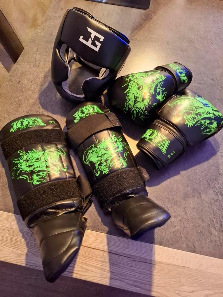 Joya Kickboks Set - Handschoenen, Scheenbeschermers en helm, Sport en Fitness, Vechtsporten en Zelfverdediging, Zo goed als nieuw