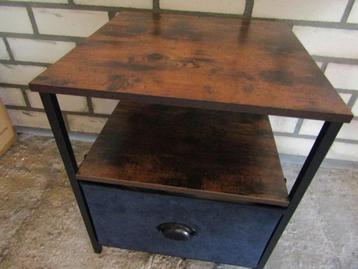 Industrieel Bijzettafel / Nachtkastje met hout beschikbaar voor biedingen