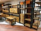 Industriele mangohouten boekenkast voorzien van een deur, Huis en Inrichting, Kasten | Boekenkasten, 50 tot 100 cm, Nieuw, Met deur(en)