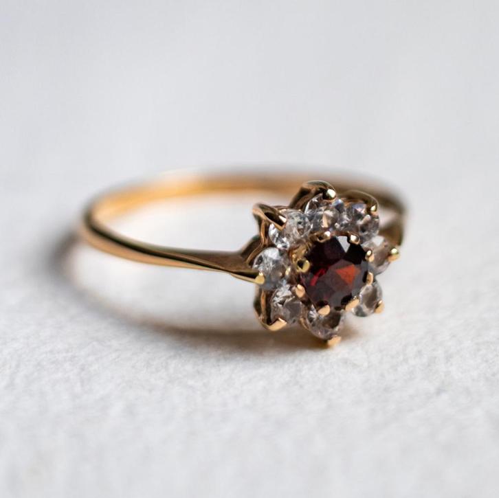Vintage 9K gouden cluster ring met granaat & CZ - 17,5, Sieraden, Tassen en Uiterlijk, Ringen, Zo goed als nieuw, Dame, 17 tot 18