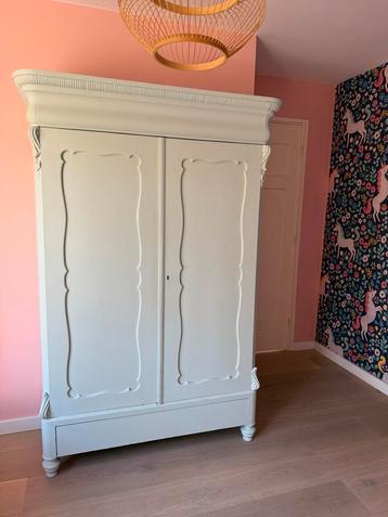 Mooie vintage linnenkast met deuren beschikbaar voor biedingen