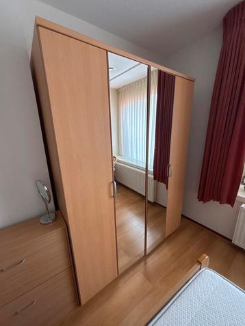 Ruime kledingkast met spiegeldeuren 195x150x55 beschikbaar voor biedingen