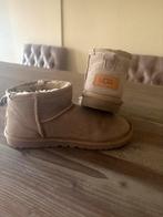 Zgan licht kaki Ugg mini boots mt 38, UGG, Beige, Lage of Enkellaarzen, Ophalen of Verzenden