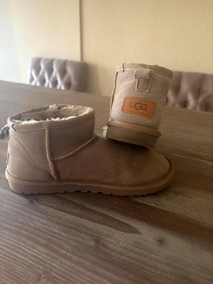 Zgan licht kaki Ugg mini boots mt 38, Kleding | Dames, Schoenen, Zo goed als nieuw, Lage of Enkellaarzen, Beige, Ophalen of Verzenden