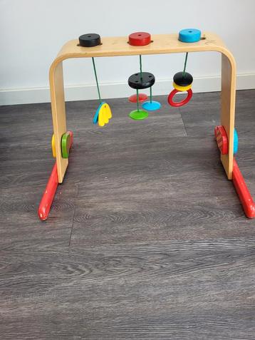Houten Babygym met Hangspeeltjes beschikbaar voor biedingen