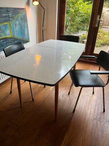 Uitschijfbare eettafel wit blad beschikbaar voor biedingen