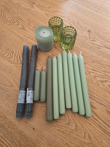Groene Kaarsen & 2 glazen Kandelaars beschikbaar voor biedingen