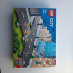 LEGO City 60304 Wegplaten Nieuw in doos, Kinderen en Baby's, Speelgoed | Duplo en Lego, Ophalen of Verzenden, Nieuw, Complete set