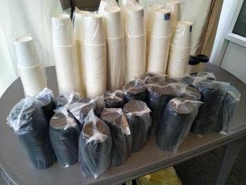 Disposable koffiebekers met deksel 240 ml (Nieuw). beschikbaar voor biedingen