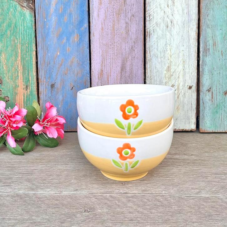 Kommen met oranje bloemetjes wit gele schaatjes bloem, Huis en Inrichting, Keuken | Servies, Gebruikt, Kom(men), Overige stijlen