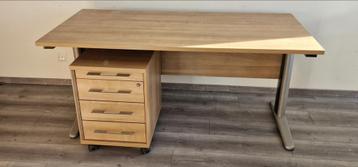 Bureau met ladeblok beschikbaar voor biedingen