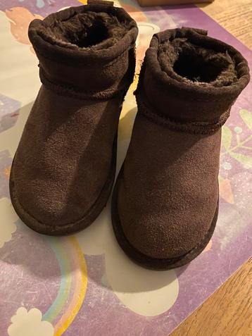 UGG classic mini beschikbaar voor biedingen