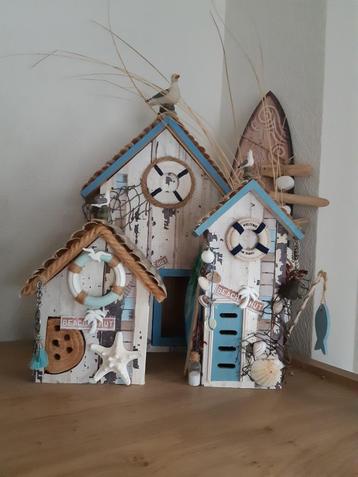 Woondecoratie/strandhuisjes 3 stuks handgemaakt + surfplank beschikbaar voor biedingen
