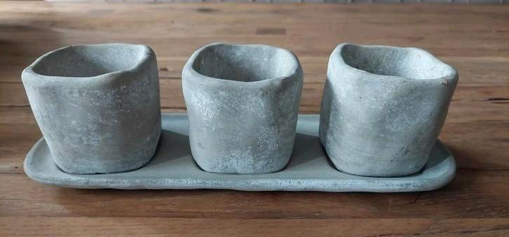 3 Schattige bloempotjes op plateau stoer en sober, Tuin en Terras, Bloempotten, Zo goed als nieuw, Beton, Binnen, Balkon, Tuin
