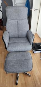 Te koop grijze draai fauteuil met voetenbankje, Huis en Inrichting, Fauteuils, Ophalen, Minder dan 75 cm, Zo goed als nieuw, Stof