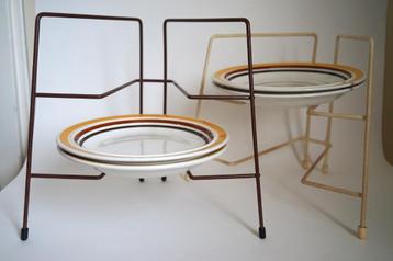 4x borden en 2x TOMADO bordenrek vintage bruin en creme rek. beschikbaar voor biedingen