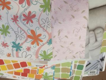 Pakket met 200 scrapbook vellen in diverse soorten beschikbaar voor biedingen